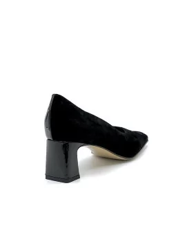 Black suede and patent pump. Leather lining, leather and rubber sole. 5,5 cm hee