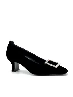 Black velvet pump with jewel buckle. Leather lining, leather sole. 5,5cm heel.