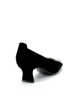 Black velvet pump with jewel buckle. Leather lining, leather sole. 5,5cm heel.