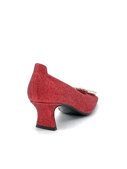 Red glitter pump with jewel buckle. Leather lining, leather sole. 5,5cm heel.
