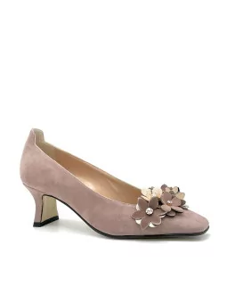 Beige suede pump with flower accessory and studs. Leather lining, leather and ru
