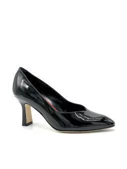 Black patent pump with sweetheart collar. Leather lining, leather and rubber sol