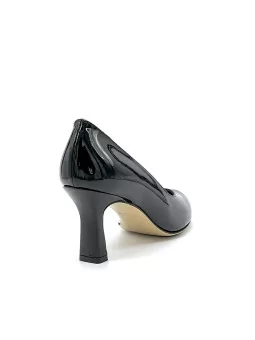 Black patent pump with sweetheart collar. Leather lining, leather and rubber sol