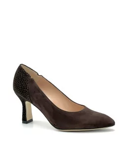 Brown and printed suede pump. Leather lining, leather and rubber sole. 7,5 cm he