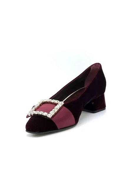 Bordeaux velvet pump with satin ribbon and jewel buckle. Leather lining, leather