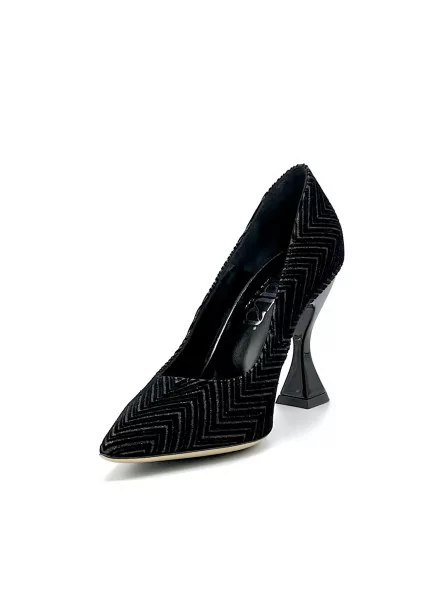 Black glitter velvet pump. Leather lining, leather and rubber sole. 9,5 cm heel.