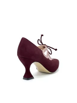 Bordeaux and light pink suede pump with black suede ribbon. Leather lining, leat