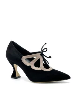 Black and cream suede pump with black suede ribbon. Leather lining, leather and 
