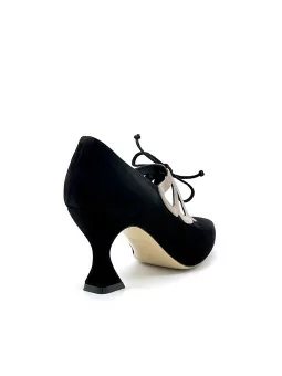 Black and cream suede pump with black suede ribbon. Leather lining, leather and 