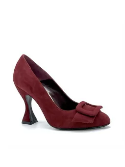 Red suede pump with lined buckle. Leather lining, leather sole. 9,5 cm heel.