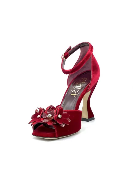 Sandalo in velluto rosso e accessorio floreale in velluto e vernice rossa con bo