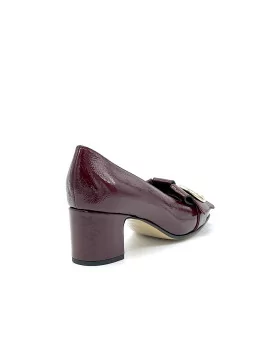 Bordeaux patent with creased effect pump with golden buckle. Leather lining, lea
