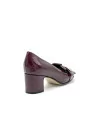 Bordeaux patent with creased effect pump with golden buckle. Leather lining, lea