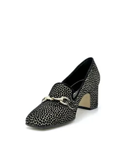 Beige and black printed suede moccassin with golden clamp. Leather lining, leath