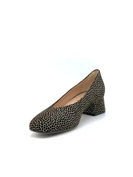 Beige and brown printed suede pump. Leather lining, leather and rubber sole. 3,5