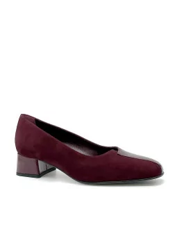 Bordeaux suede and patent pump. Leather lining, leather and rubber sole. 3,5 cm 