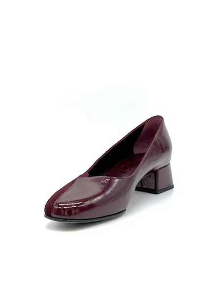Bordeaux suede and patent pump. Leather lining, leather and rubber sole. 3,5 cm 