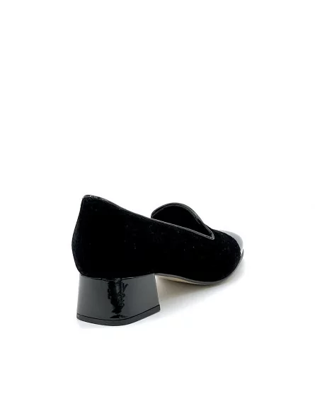 Black printed suede and patent pump. Leather lining, leather and rubber sole. 3,
