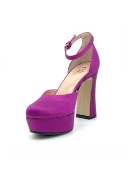 Cyclamen colored silk satin d’orsay. Leather lining, leather sole. 10,5 cm hee
