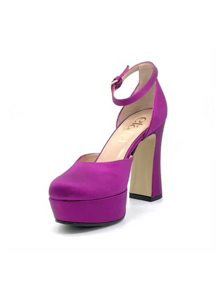 Cyclamen colored silk satin d’orsay. Leather lining, leather sole. 10,5 cm hee