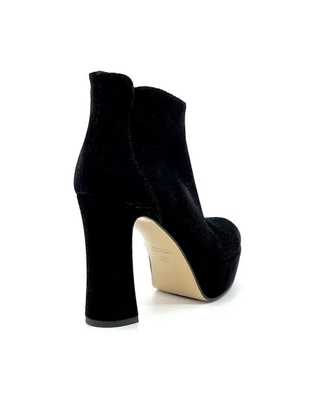 Black printed suede boot. Leather lining, leather and rubber sole. 10,5 cm heel,