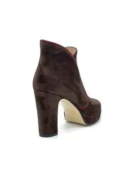 Brown and dark red suede boot. Leather lining, leather and rubber sole. 9,5 cm h