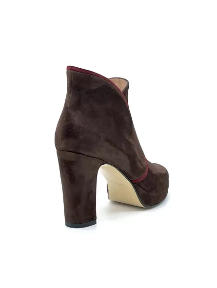 Brown and dark red suede boot. Leather lining, leather and rubber sole. 9,5 cm h