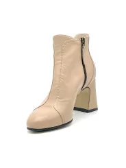 Cream colour leather boot. Leather lining, leather and rubber sole. 7,5cm heel.