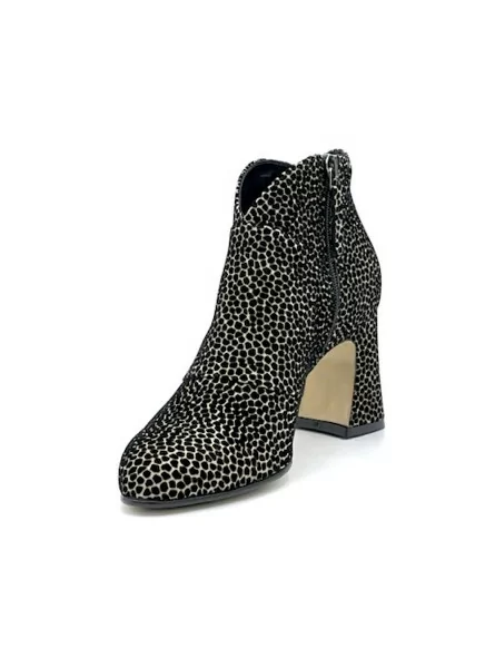 Beige and black printed suede boot. Leather lining, leather and rubber sole. 7,5