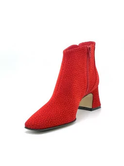 Red printed suede boot. Leather lining, leather and rubber sole. 5,5 cm heel.