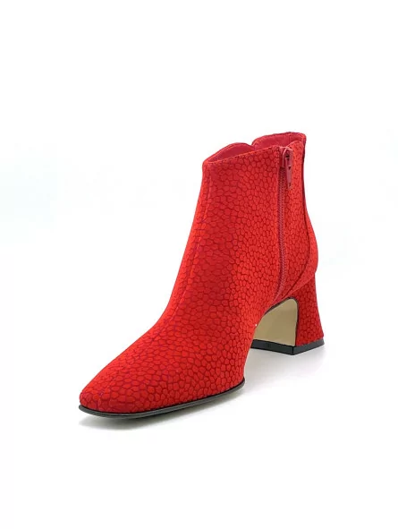 Red printed suede boot. Leather lining, leather and rubber sole. 5,5 cm heel.
