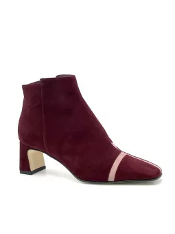 Bordeaux and light pink suede boot. Leather lining, leather and rubber sole. 5.5