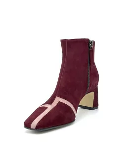 Bordeaux and light pink suede boot. Leather lining, leather and rubber sole. 5.5