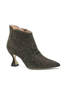 Beige and black printed suede boots. Leather lining, leather and rubber sole. 7,
