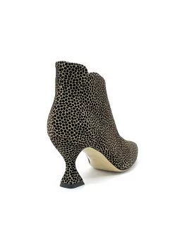 Beige and black printed suede boots. Leather lining, leather and rubber sole. 7,