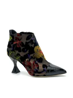 Worked velvet boot with black patent leather detail. Leather lining, leather and