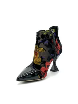 Worked velvet boot with black patent leather detail. Leather lining, leather and