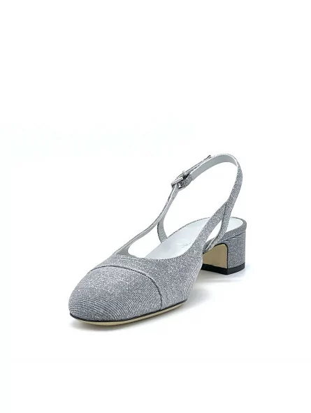 Dark silver laminate fabric slingback. Leather lining leather sole. 3,5 cm heel.