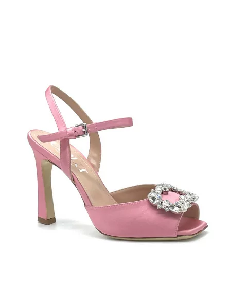 Pink silk sandal with jewel “buckle” accessory. Leather lining, leather sole