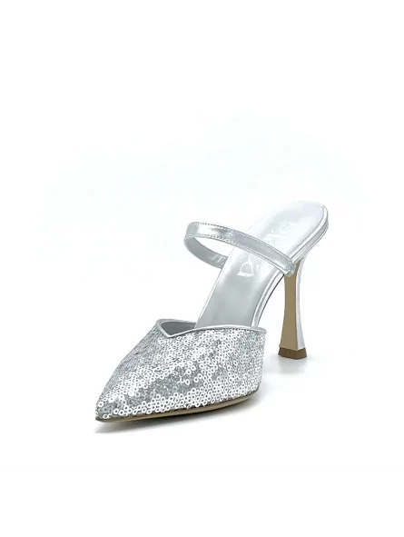 Silver paillettes fabric and leather mule. Leather lining, leather sole. 9,5 cm 