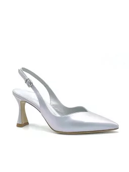 Iridescent pearl grey leather slingback. Leather lining, leather sole. 7,5 cm he