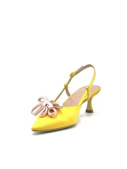 Yellow silk slingback with pink silk bow. Leather lining, leather sole. 5,5 cm h