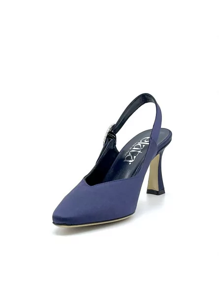 Blue silk slingback with jewel buckle. Leather lining, leather sole. 7,5 cm heel