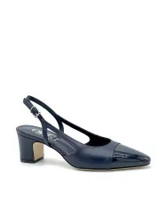 Blue leather and patent slingback. Leather lining leather sole. 5,5 cm heel.
