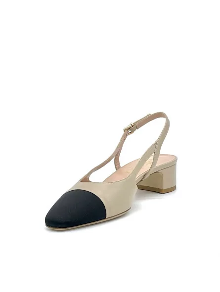 Beige leather and black fabric slingback. Leather lining, leather sole. 3,5 cm h