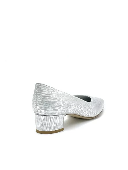 Silver laminate leather pumps with internal opening. Leather lining, leather sol