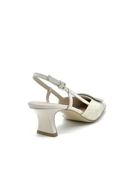 Slingback in rafia beige con inserti e fibbia in pelle color latte. Fodera in pe