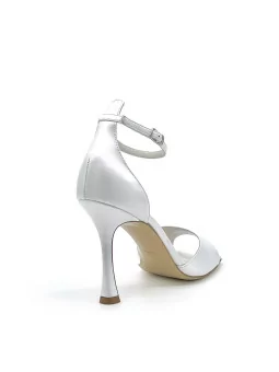White pearl leather sandal with ankle strap. Leather lining, leather sole. 9,5 c