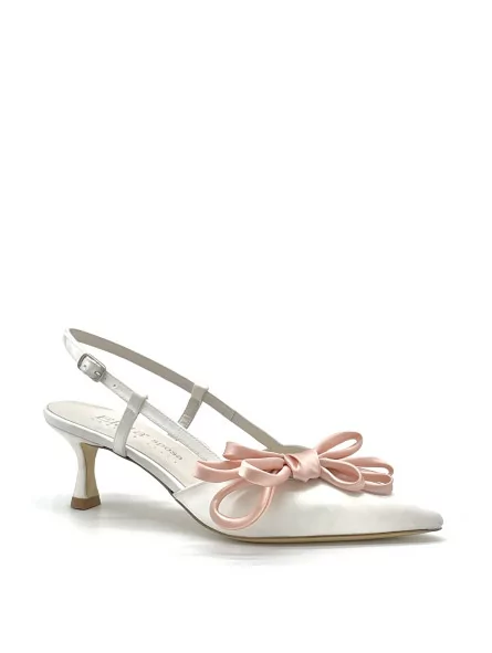 White silk slingback with silk pink bow. Leather lining, leather sole. 5,5 cm he