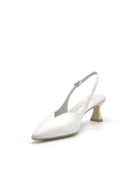 White laminate fabric slingback. Leather lining, leather sole. 5,5 cm heel.